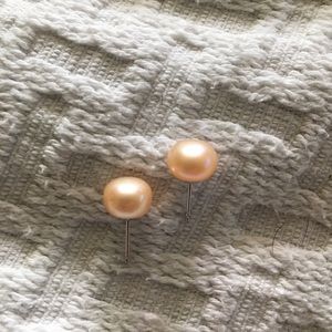 Cream pearl earrings